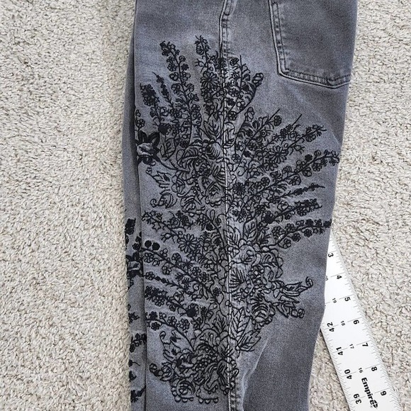We The Free Girlfriend Jeans Embroidered Floral Cut Off Hem Cotton Blend Size 26 - Picture 7 of 16